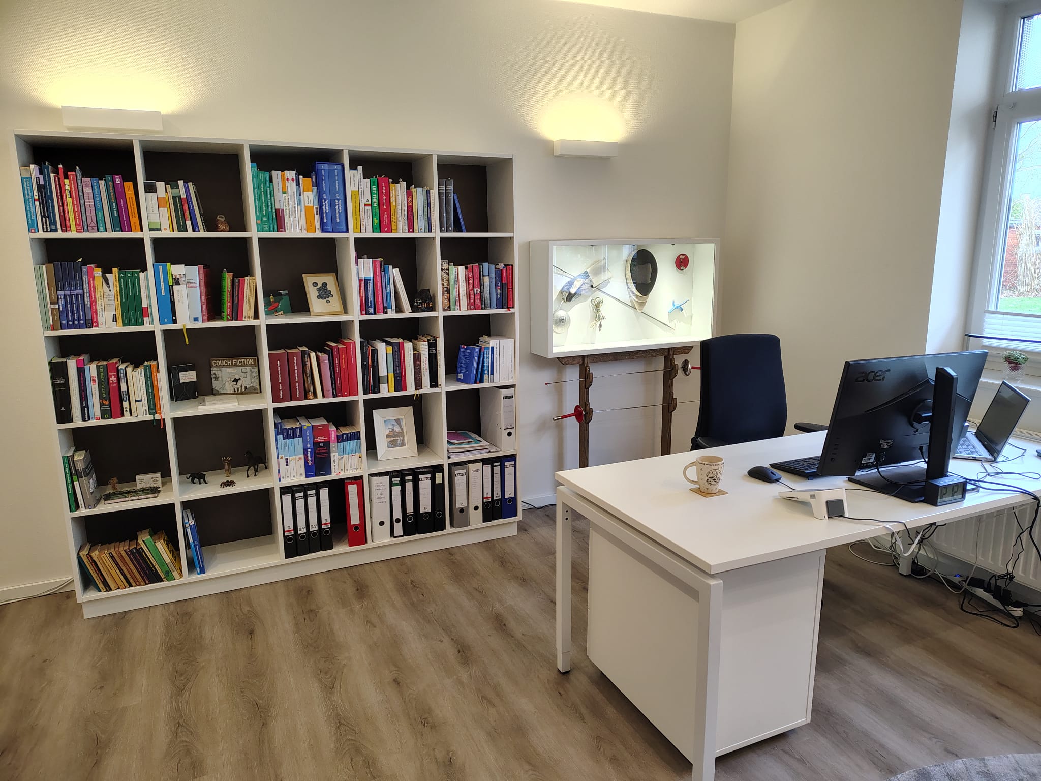 Sicht auf die Bücher und den Fechtständer